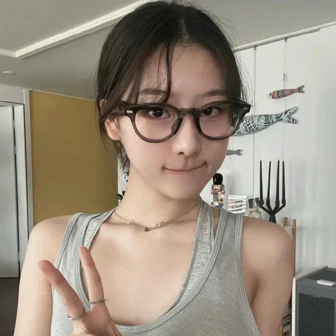 照片中的女孩